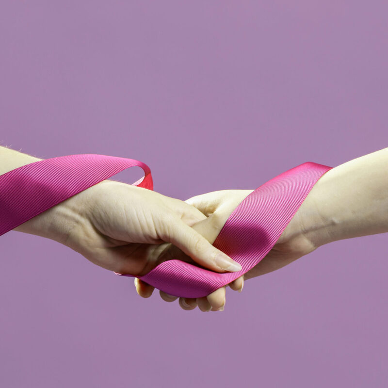 maos-de-mulheres-segurando-uma-fita-com-espaco-de-copia